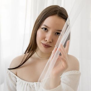 Model - DaniellaSunny brunette