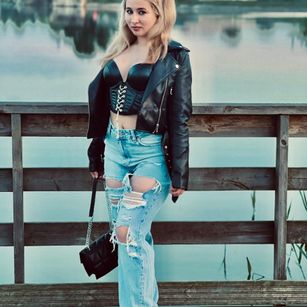 Model - SuzzySweet curvy