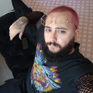 Model - Dante Neon hairy