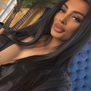 Model - SashaBae masturbation