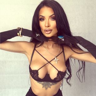 Model - MissMoniqueSpell barefeet