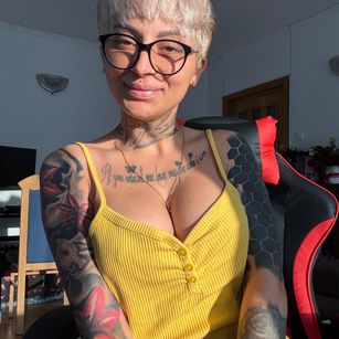 Model - Adelle Russo pussy