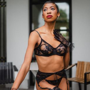 Model - Melony Ehsani feet