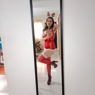 Model - Carmen Carmesi curvy