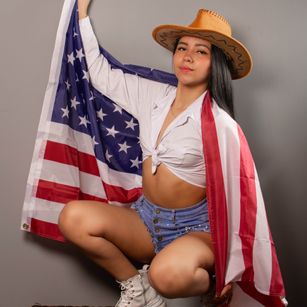 Model - Lara Brooks latina