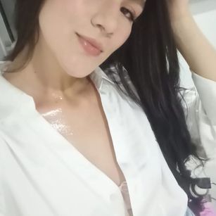 Model - LiaMoretti joi