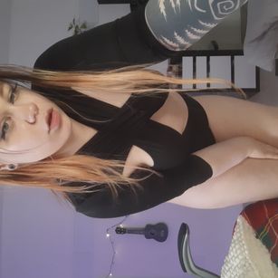 Model - Nessa Greyrat pantyhose