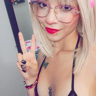 Model - KatteBurton latina