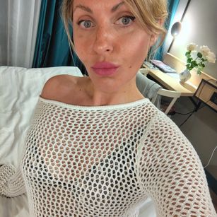 Model - Anna Flores skinny