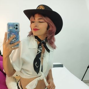 Model - CharlotteThomson latin