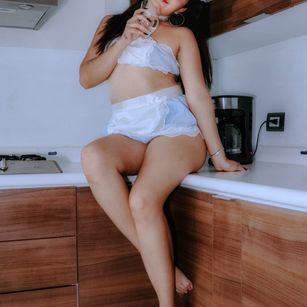 Model - Zoe Ferrer latina