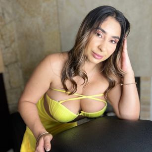 Model - Amarantha curvy