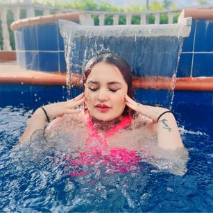 Model - AmaranthaVelmet latina