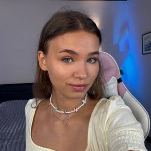 Model - AlexiaCoy_ natural