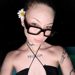 Model - Alice striptease