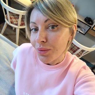 Model - Anna Flores smile