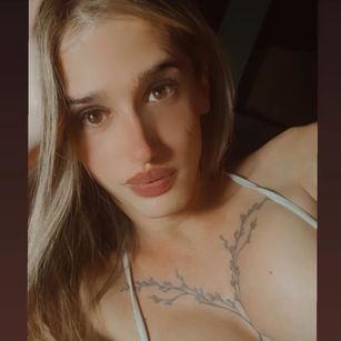 Model - Elian Moon latina