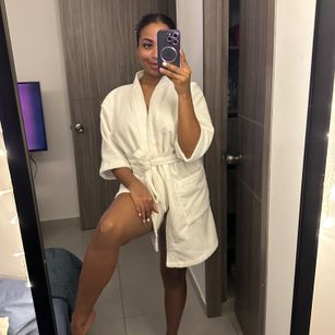 Model - EmiliaTodd spit