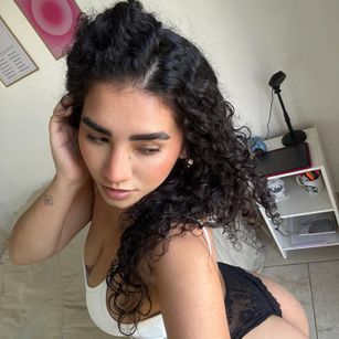 Model - Miss Velvet Honey boobs