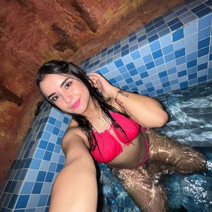 Model - Zoe Roux  latina