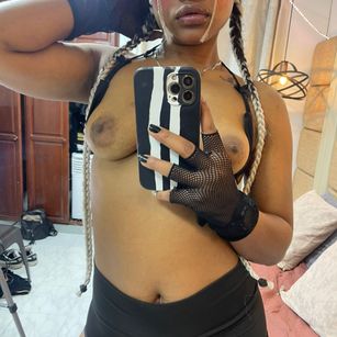 Model - TaylorKhan feet