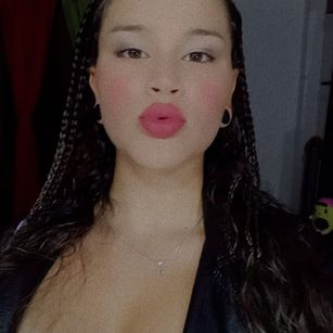 Model - Serena Fox Fingering