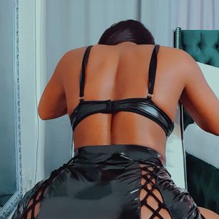 Model - Ebonyina Olishow