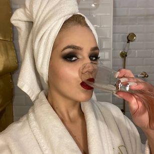 Model - April footfetish