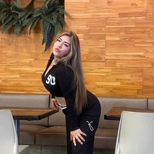 Model - CHLOE PALMER curvy