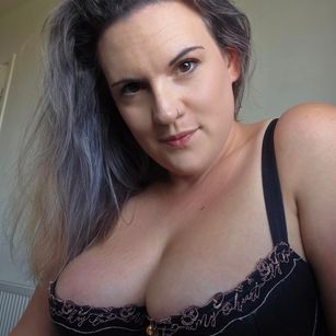 Model - CurvyMaskedBabe British