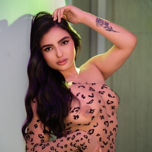 Model - Stephanie Harlow SPH