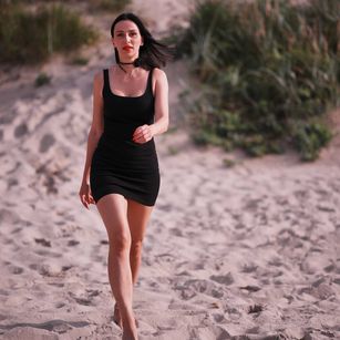 Model - AffinaKisser taboo