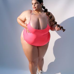 Model - Sara Thompsom curvy