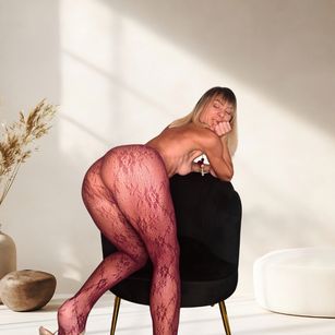 Model - Galia lovely