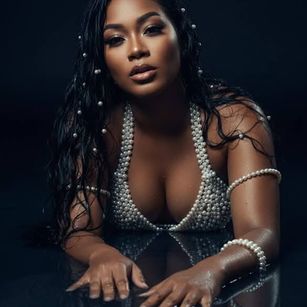 Model - amaranta caliente