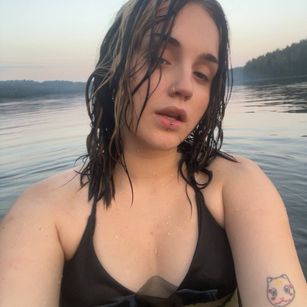 Model - VelvetNote feet