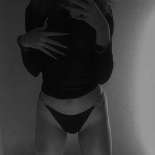 Model - LinaAurora tits