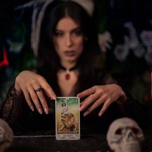 Model - LunaBently young