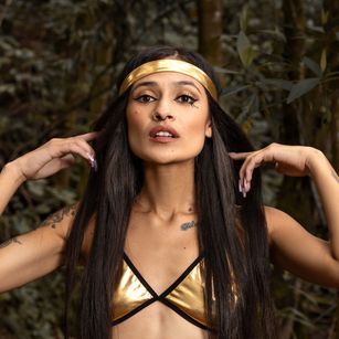 Model - Aurora Bon oil