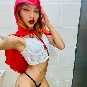 Model - Carmilla latex