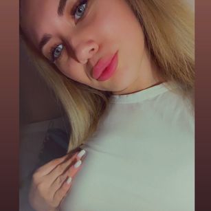 Model - SelenaBanks heels