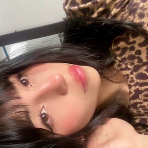 Model - bella star cum