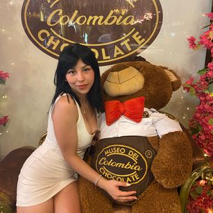 Model - bella star cum