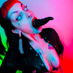 Model - Emily Doomed curvy