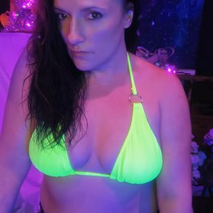 Model - A.J Buttons Curvy