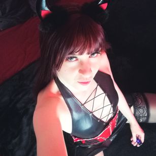 Model - CrimsonDoll dildo