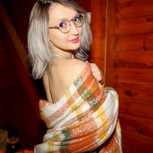 Model - LoonyAnnie dildo