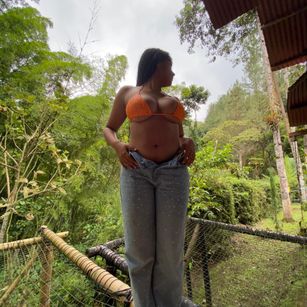 Model - ADARA GOMEZ twerking