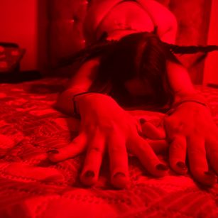 Model - Venus Luvis oil