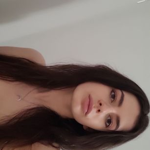 Model - Carli nomakeup